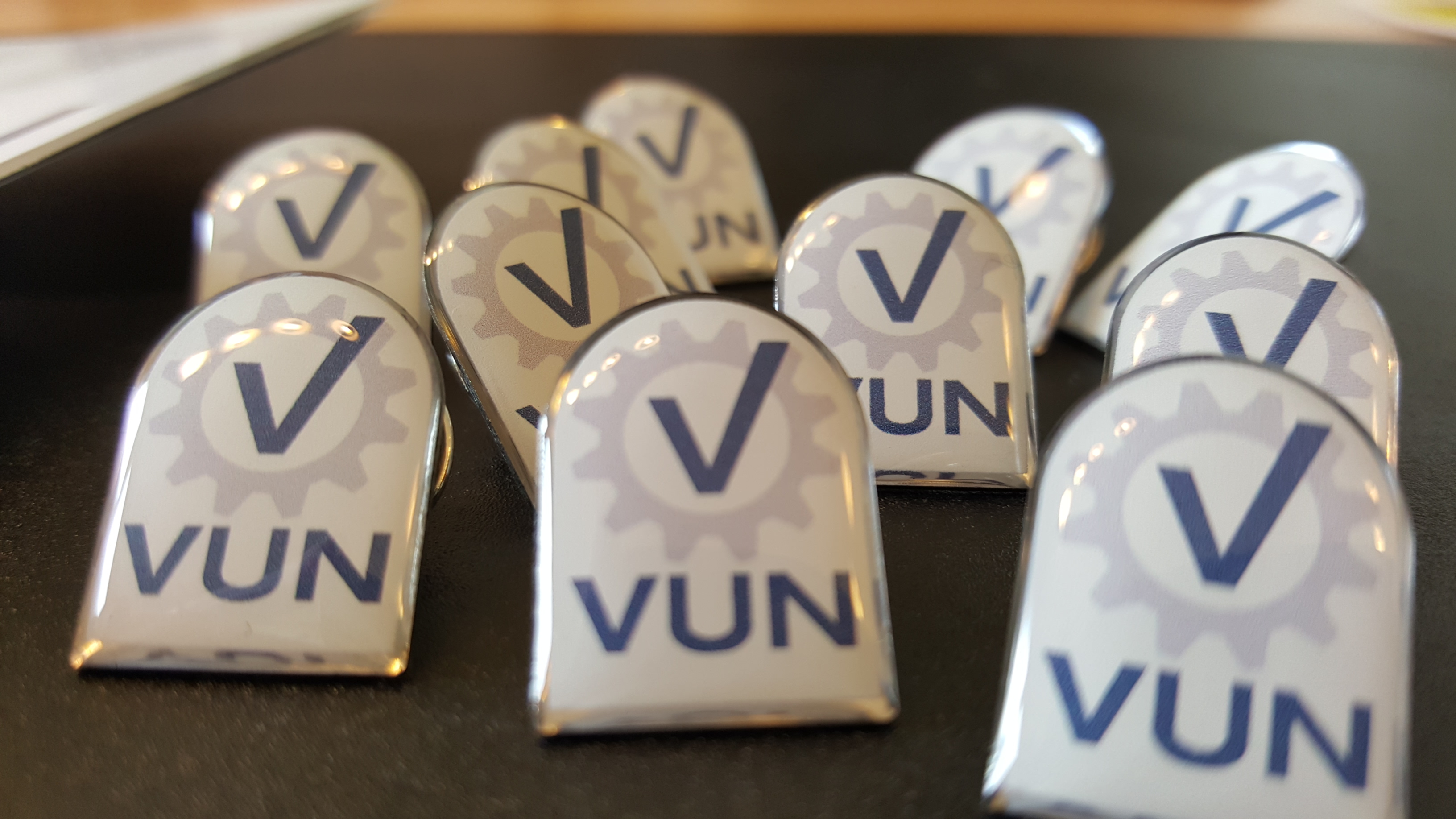 VUN-Flyer und VUN-Ansteckpins - Business Netzwerk